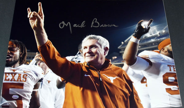 MACK BROWN AUTOGRAPHED TEXAS LONGHORNS 16x20 PHOTO GTSM