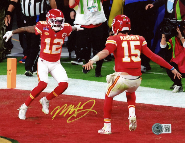MECOLE HARDMAN SIGNED KANSAS CITY CHIEFS SUPER BOWL LVIII 8x10 PHOTO W/ MAHOMES